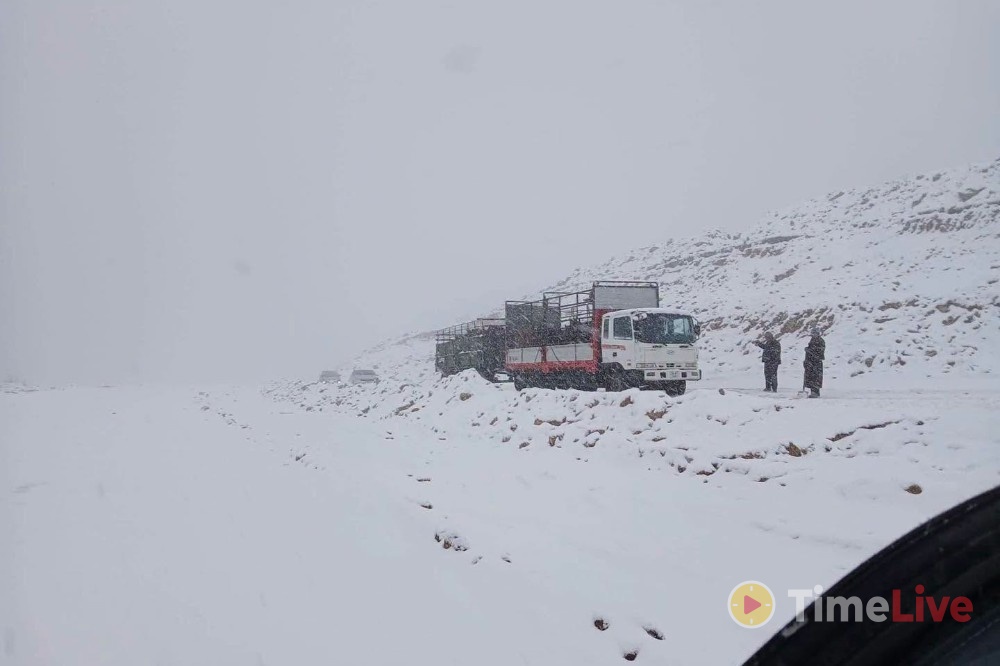 Солонготын даваанд цас орж, халтиргаа гулгаа үүсээд байна